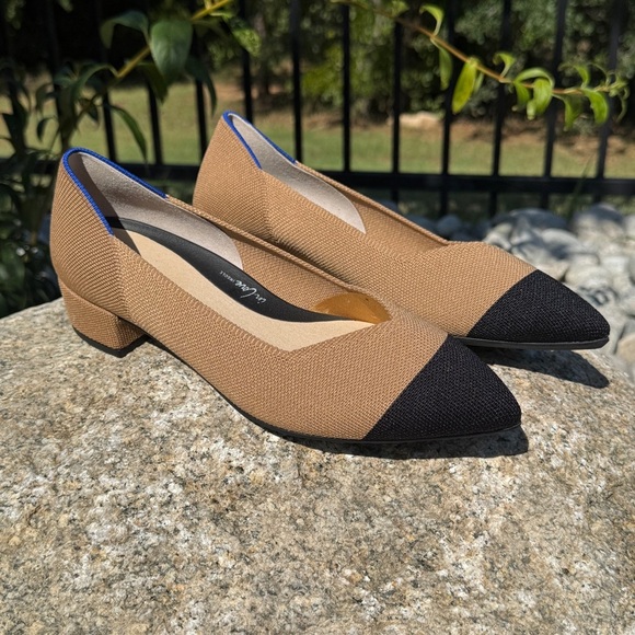 NWOT! Rothy's The High Point Wren Cap Toe Tan/Black Pumps Sz 8.5 In Love Insole - Picture 2 of 8